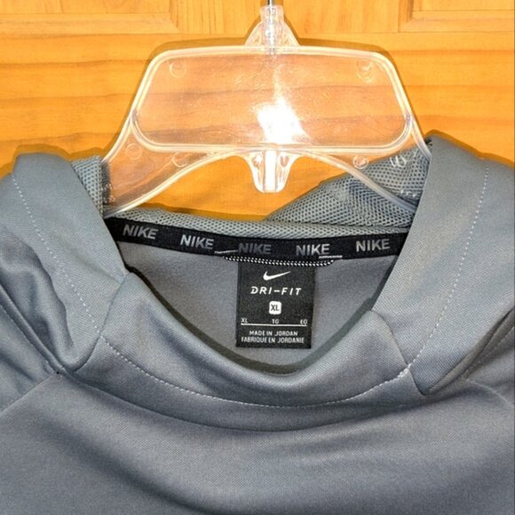 Nike Therma Dri Fit Boys, Gray Pullover  With Green Swoosh and Kangaroo Pocket - Picture 4 of 10